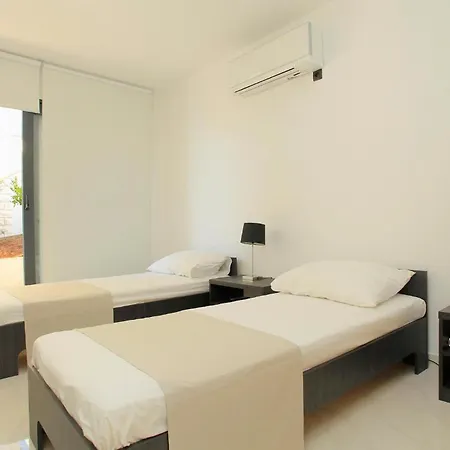 Six-bedroom In Karbuni *