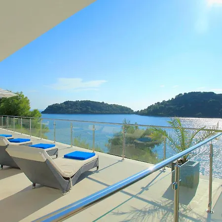 Six-bedroom In Karbuni Holiday home Brnistrova