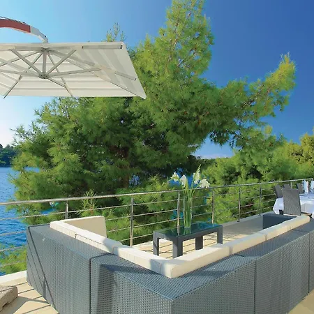 Six-bedroom In Karbuni