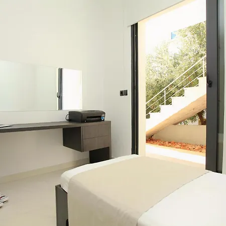 Six-bedroom In Karbuni Holiday home *