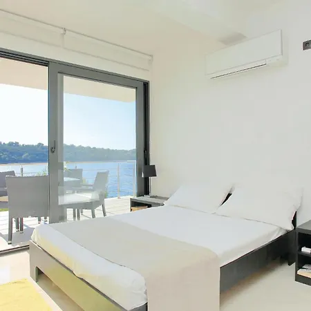 Six-bedroom In Karbuni Brnistrova