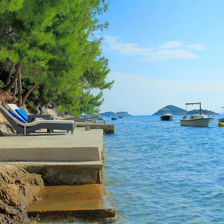 Six-bedroom In Karbuni