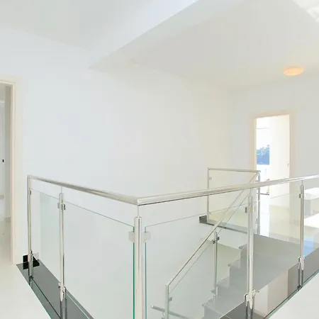 Six-bedroom In Karbuni