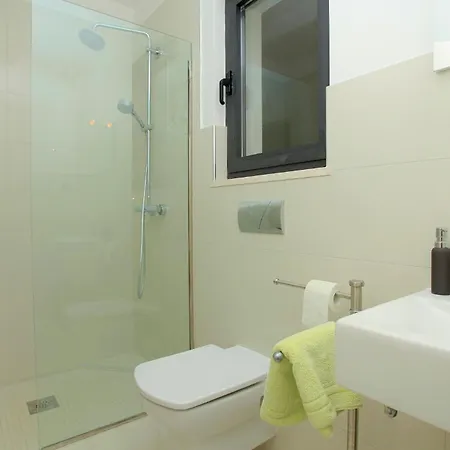 Six-bedroom In Karbuni Holiday home