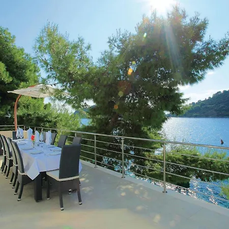 Six-bedroom In Karbuni Holiday home *