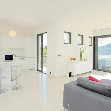 Holiday home Six-bedroom In Karbuni Brnistrova