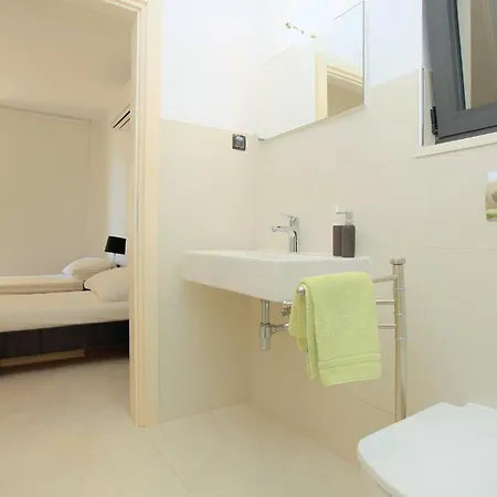 Six-bedroom In Karbuni פריזבה