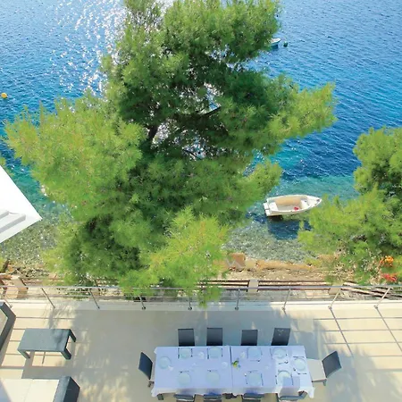 Six-bedroom In Karbuni Holiday home Brnistrova