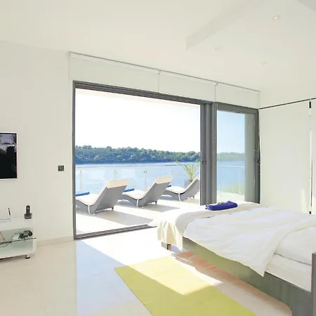 Six-bedroom In Karbuni