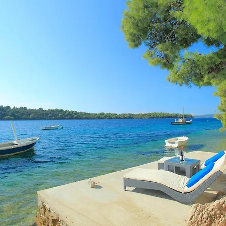 Six-bedroom In Karbuni Holiday home *