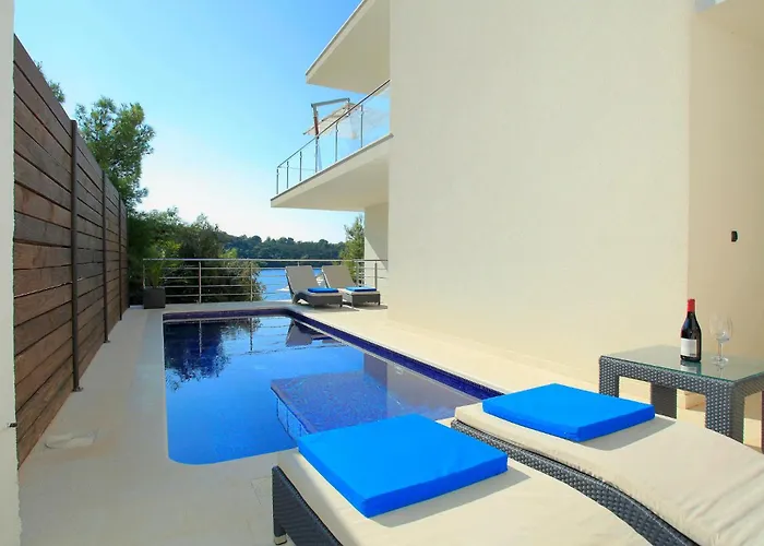 Casa de Férias Six-bedroom In Karbuni