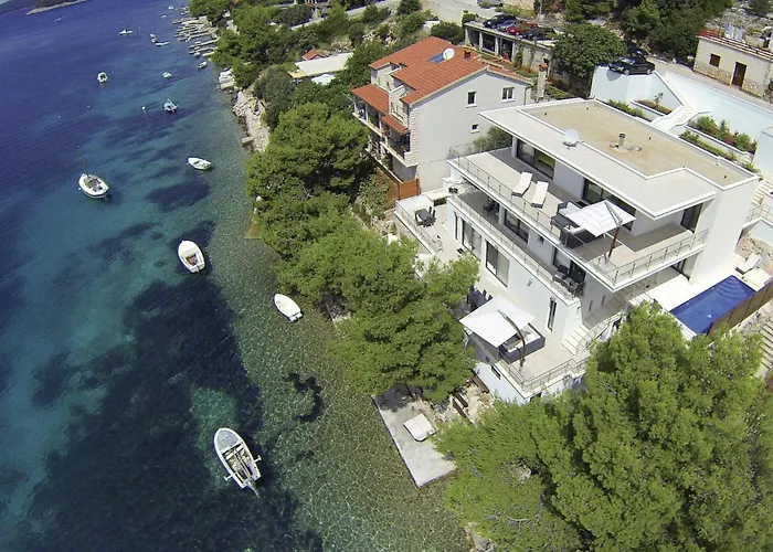 Six-bedroom In Karbuni * Brnistrova