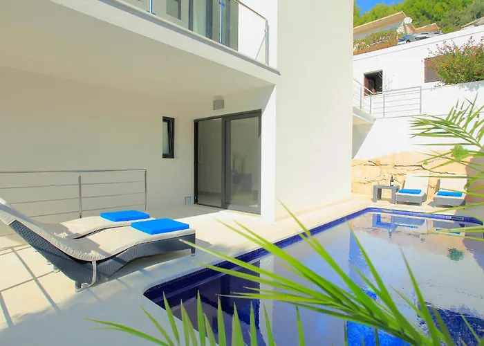 Six-bedroom In Karbuni *