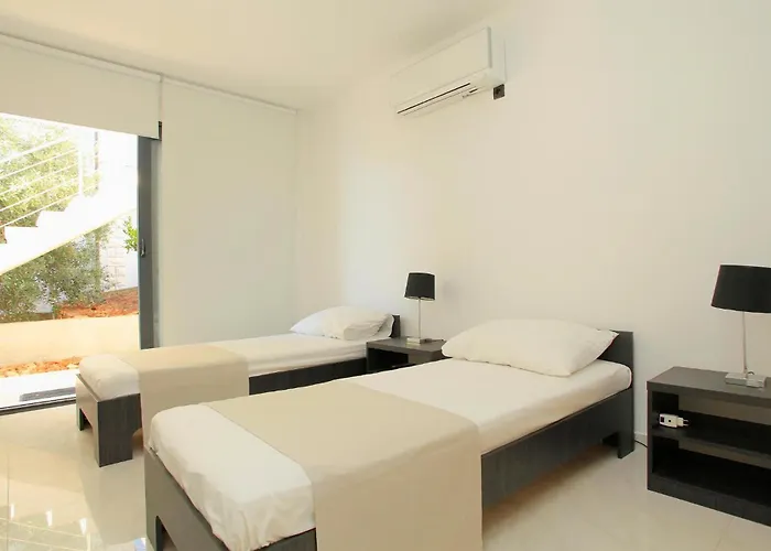 Six-bedroom In Karbuni *