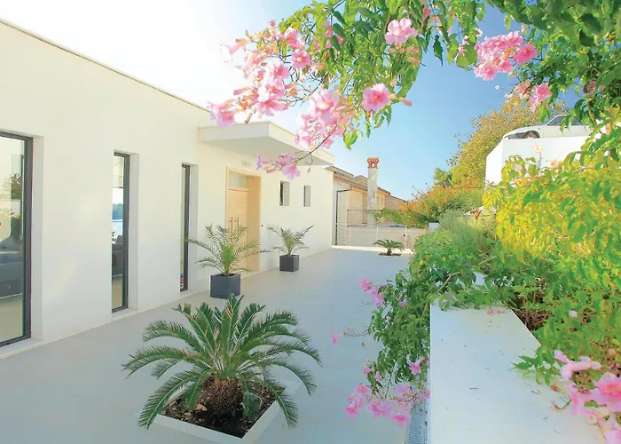 Six-bedroom In Karbuni Σπίτι διακοπών Brnistrova