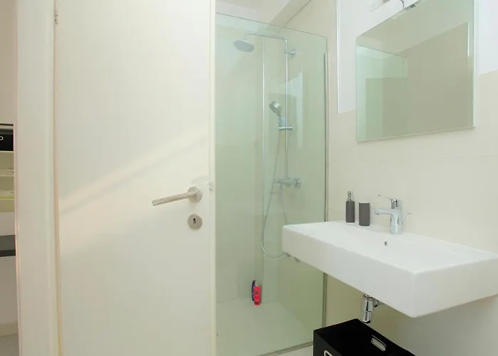 Six-bedroom In Karbuni Brnistrova