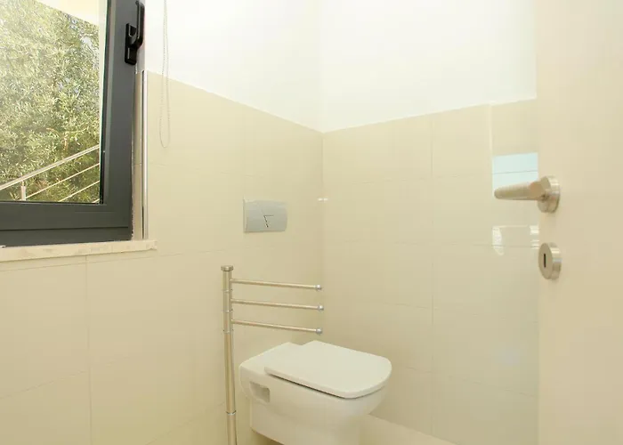 Six-bedroom In Karbuni * Brnistrova