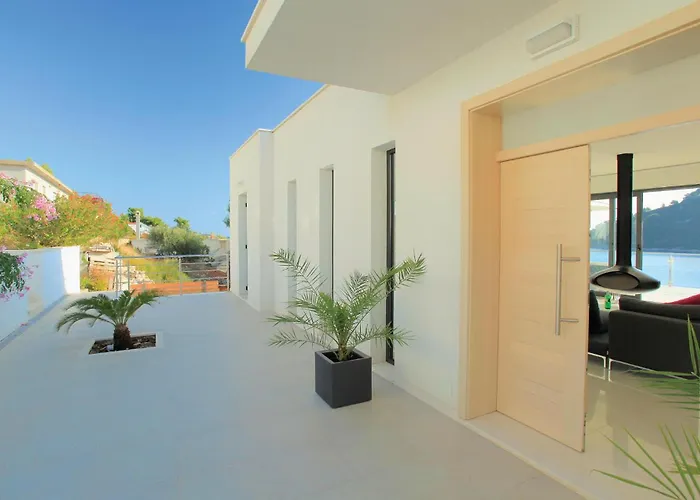 Six-bedroom In Karbuni * Brnistrova