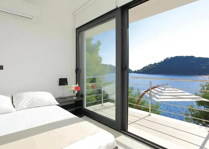 Six-bedroom In Karbuni *