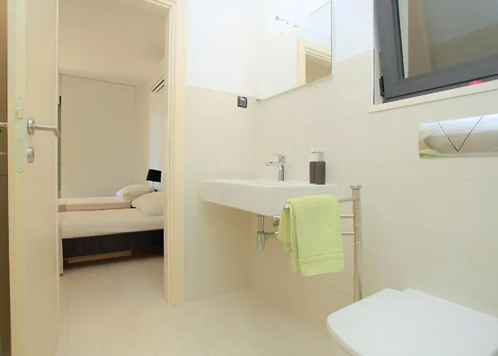 Six-bedroom In Karbuni Brnistrova