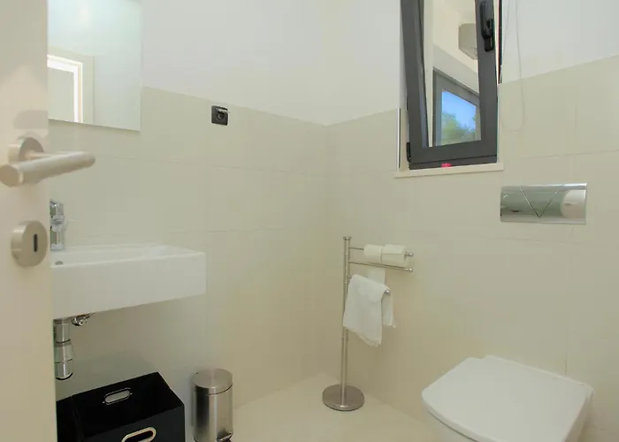 Six-bedroom In Karbuni Brnistrova