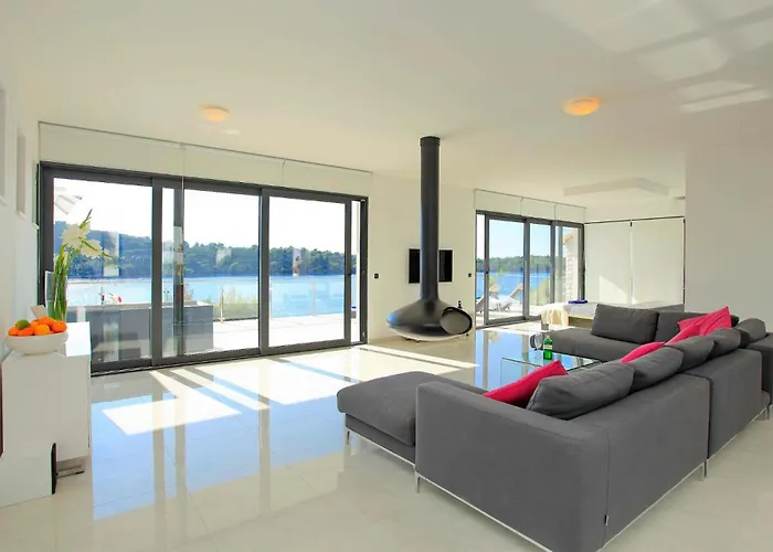 Σπίτι διακοπών Six-bedroom In Karbuni