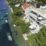 Six-bedroom In Karbuni * Prizba