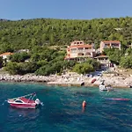 Six-bedroom In Karbuni Holiday home