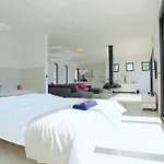 Holiday home Six-bedroom In Karbuni *
