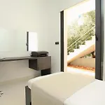 Six-bedroom In Karbuni Holiday home *