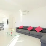 Holiday home Six-bedroom In Karbuni Prizba