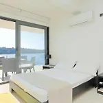 Six-bedroom In Karbuni Prizba