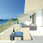 Holiday home Six-bedroom In Karbuni