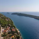 Six-bedroom In Karbuni Holiday home *
