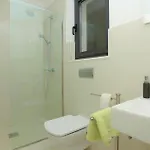 Six-bedroom In Karbuni Сasa de vacaciones