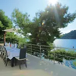 Six-bedroom In Karbuni Holiday home *