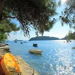 Holiday home Six-bedroom In Karbuni Prizba