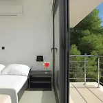 Six-bedroom In Karbuni *