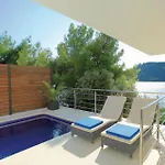 Six-bedroom In Karbuni * Prizba