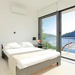 Six-bedroom In Karbuni Holiday home