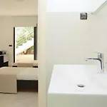 Six-bedroom In Karbuni Holiday home *