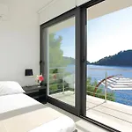 Six-bedroom In Karbuni *