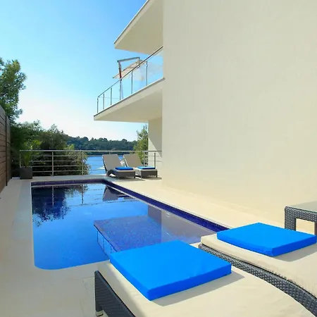 Сasa de vacaciones Six-bedroom In Karbuni