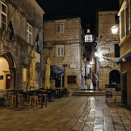 Lovely In Karbuni With Kitchen Prižba