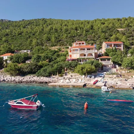 Six-bedroom In Karbuni Сasa de vacaciones