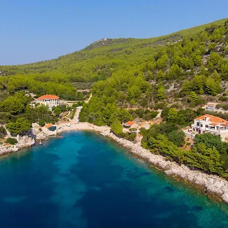 Сasa de vacaciones Six-bedroom In Karbuni