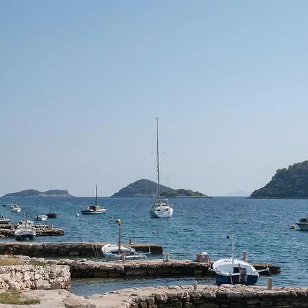 Six-bedroom In Karbuni Сasa de vacaciones Brnistrova