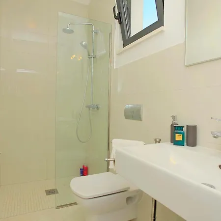 Six-bedroom In Karbuni * Brnistrova