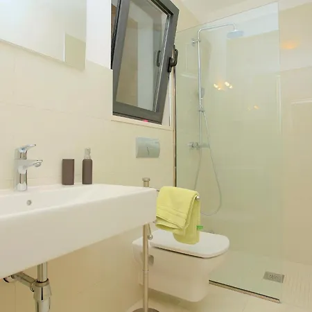 Six-bedroom In Karbuni