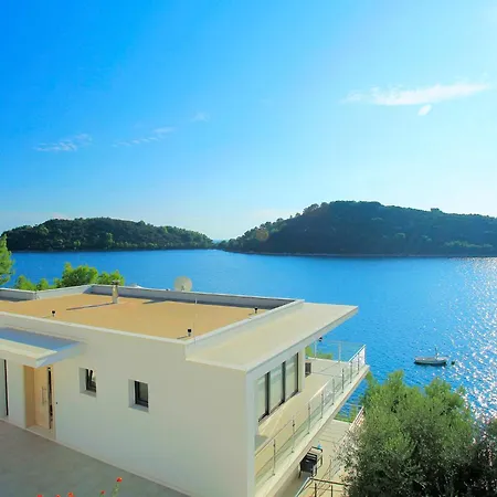 Six-bedroom In Karbuni Holiday home *